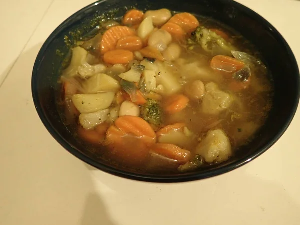 Sopa de legumes saudável caseira fresca — Fotografia de Stock