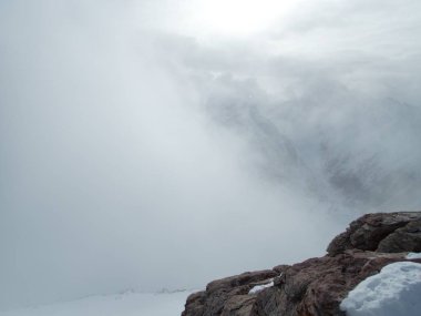 Avustralya 'nın boğucu alplerinde sıçrayan kışın dağlık arazisi.