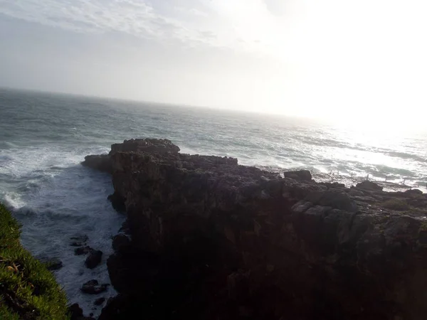 Belle côte atlantique rocheuse en portugais — Photo