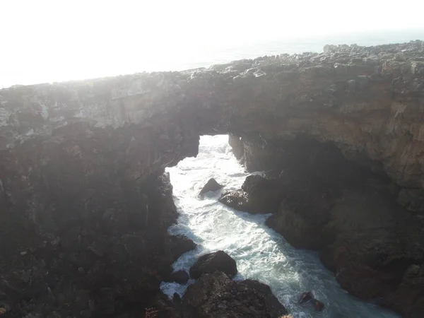 Красивый скалистый атлантический берег в Португалии — стоковое фото