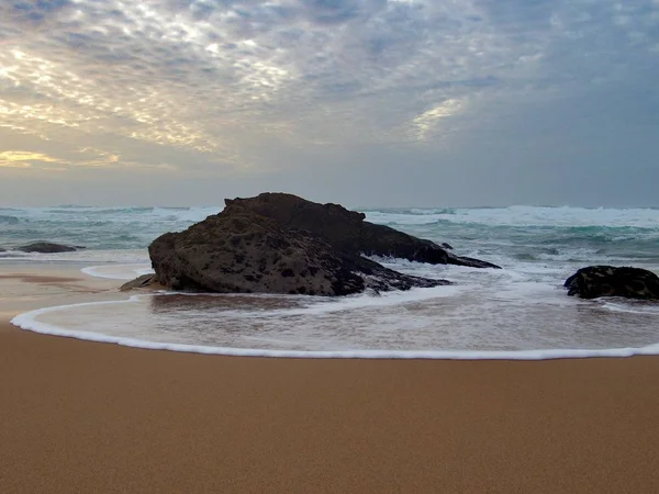 Belle côte atlantique rocheuse en portugais — Photo