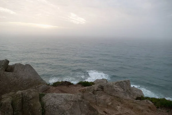 Красивый скалистый атлантический берег в Португалии — стоковое фото