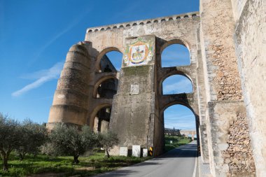 Portekiz 'in Elvas şehrinde amoreira su kemeri