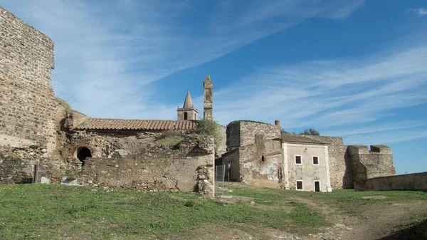 Leere Gebäude der verlassenen Festung Juromenga in Portugal — Stockfoto