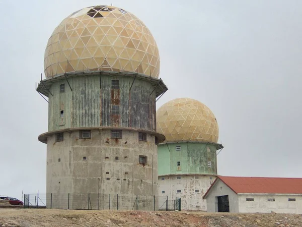 Torre observatório no topo da montanha torre em portugal — Fotografia de Stock