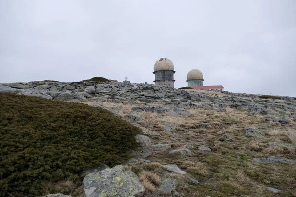 Torre dell'osservatorio sulla cima del monte Torre in Portogallo — Foto Stock