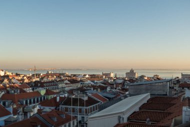 Lisbon, tarihi çatıları olan eski kasaba panoraması.