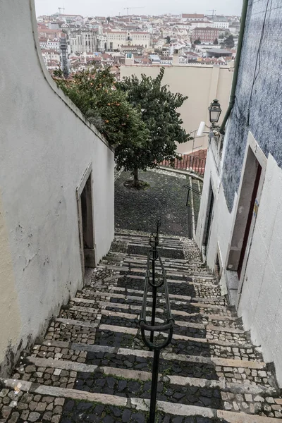 Casas antigas em uma rua lisboa — Fotografia de Stock