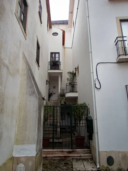 Casas antiguas en una calle lisbónica —  Fotos de Stock