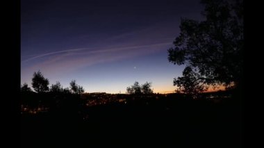 Şafak vakti şehrin yukarısında gözcülük yapıyor.