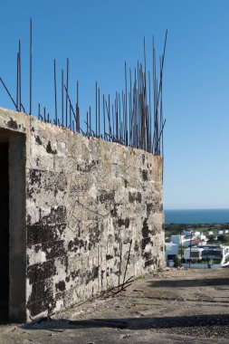 Tamamlanmamış beton iskelet inşaatı tehlikesi devam ediyor.