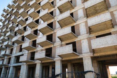 Tamamlanmamış beton iskelet inşaatı tehlikesi devam ediyor.