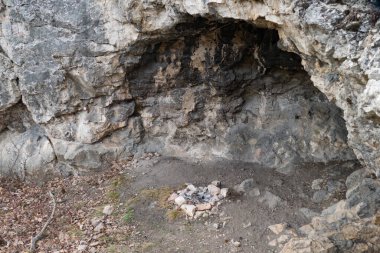 Czech karst doğal parkındaki kireçtaşı mağarasına giriş.