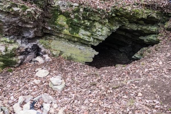 Toegang Tot Een Kalksteengrot Het Natuurpark Tsjechisch Karst — Stockfoto