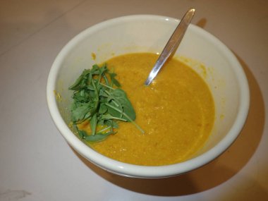 Bir kase taze kabak çorbası.