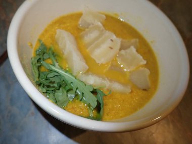 Bir kase taze kabak çorbası.