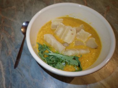 Bir kase taze kabak çorbası.