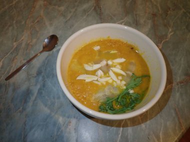 Bir kase taze kabak çorbası.