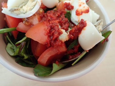 Taze sağlıklı karışık sebze salatası kasede servis edilir.