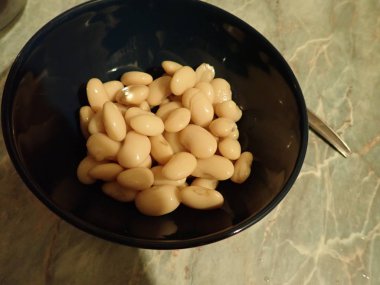 Taze sağlıklı karışık sebze salatası kasede servis edilir.