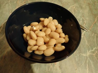 Taze sağlıklı karışık sebze salatası kasede servis edilir.