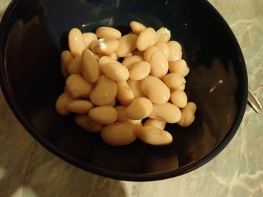 Taze sağlıklı karışık sebze salatası kasede servis edilir.