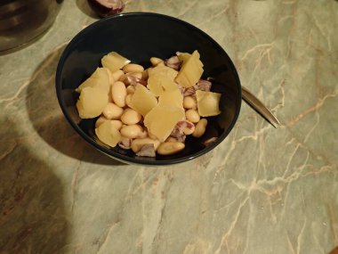 Taze sağlıklı karışık sebze salatası kasede servis edilir.