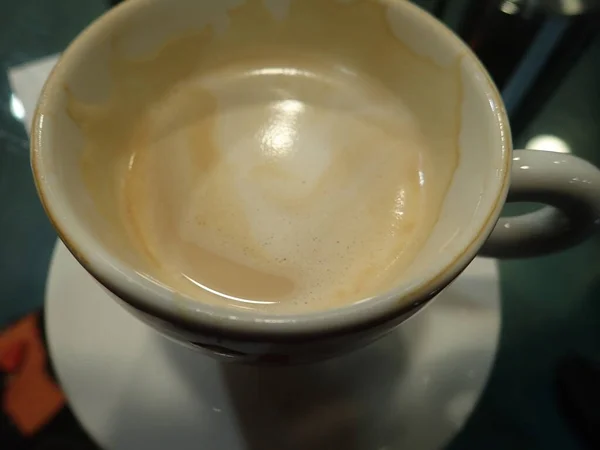 Uma Xícara Café Branco Com Uma Placa Serviço — Fotografia de Stock