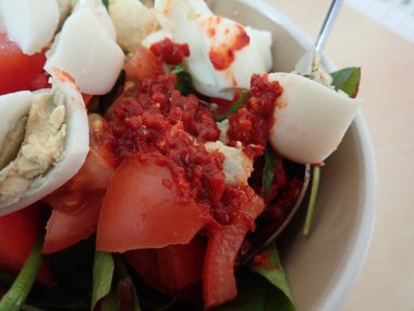 Taze sağlıklı karışık sebze salatası kasede servis edilir.