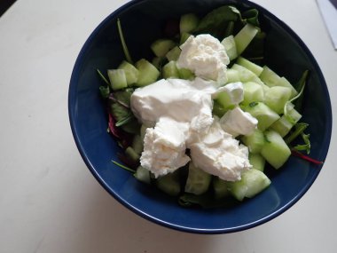 Taze sağlıklı karışık sebze salatası kasede servis edilir.