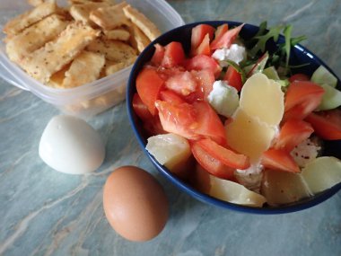 Taze sağlıklı karışık sebze salatası kasede servis edilir.