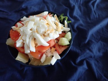 Taze sağlıklı karışık sebze salatası kasede servis edilir.