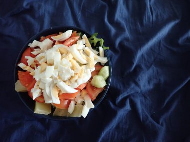 Taze sağlıklı karışık sebze salatası kasede servis edilir.