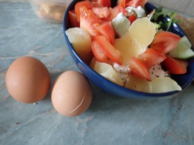 Taze sağlıklı karışık sebze salatası kasede servis edilir.