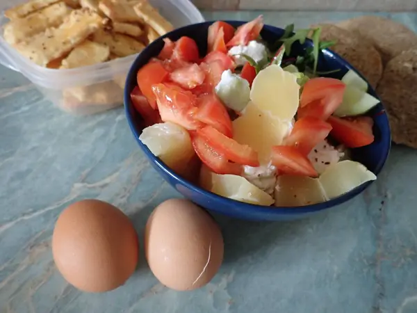 Taze Sağlıklı Karışık Sebze Salatası Kasede Servis Edilir — Stok fotoğraf