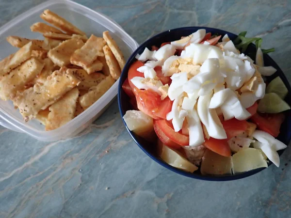 Taze Sağlıklı Karışık Sebze Salatası Kasede Servis Edilir — Stok fotoğraf