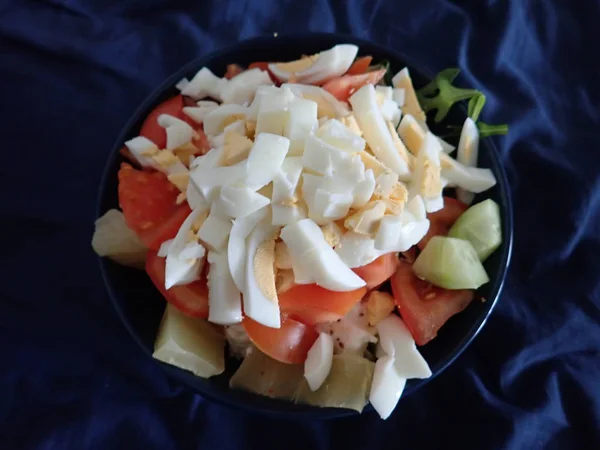Салат Свежих Овощей Подаваемый Миске — стоковое фото