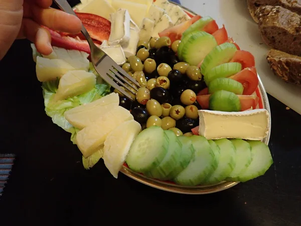 Varietà Insalata Verdure Formaggi Servita Piatto Bianco Cena — Foto Stock