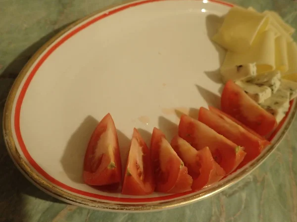 Varietà Insalata Verdure Formaggi Servita Piatto Bianco Cena — Foto Stock