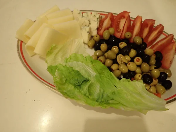 Різноманітність Овочевого Сирного Салату Який Подають Білій Тарілці Вечерю — стокове фото