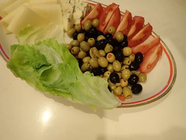 Variedad Ensalada Verduras Queso Servida Plato Blanco Para Cena —  Fotos de Stock