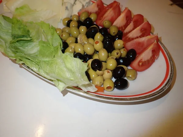 Verschiedene Gemüse Und Käsesalate Auf Einem Weißen Teller Zum Abendessen — Stockfoto