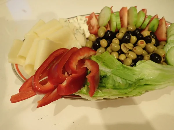 Variedade Salada Legumes Queijo Servido Prato Branco Para Jantar — Fotografia de Stock