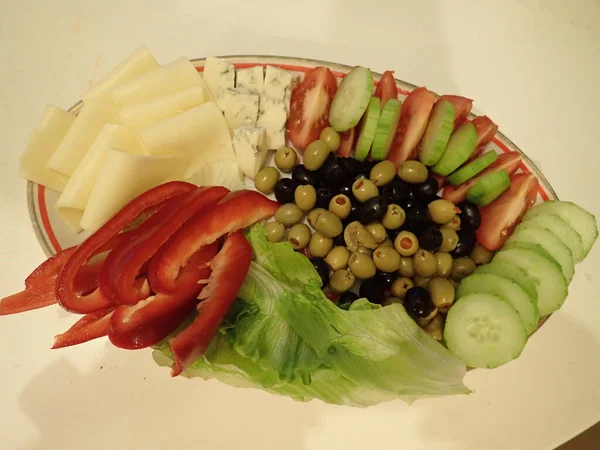 Varietà Insalata Verdure Formaggi Servita Piatto Bianco Cena — Foto Stock