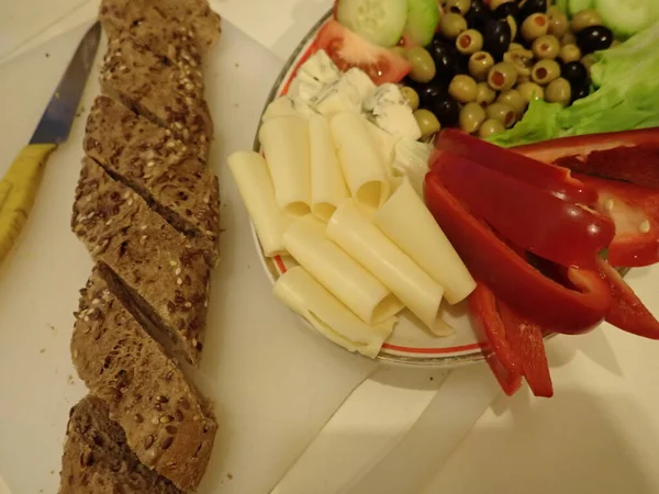 Varietà Insalata Verdure Formaggi Servita Piatto Bianco Cena — Foto Stock