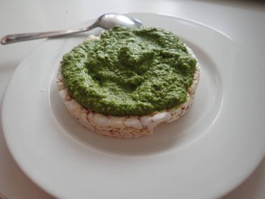 Yeşil fesleğen soslu pirinç ekmeği.