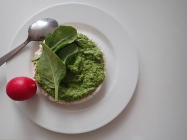 Yeşil fesleğen soslu pirinç ekmeği.