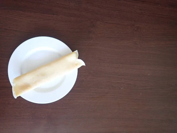 Ein Einziger Gerollter Pfannkuchen Serviert Auf Einem Weißen Teller — Stockfoto