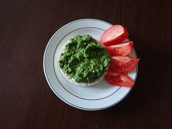 Licht Gezond Dieet Rond Rijstbrood Met Groene Basilicum Pesto — Stockfoto