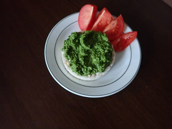 Leggera Dieta Sana Pane Riso Rotondo Con Pesto Basilico Verde — Foto Stock